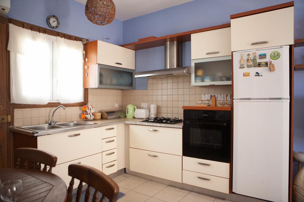 Aquarian Beachfront Apartment Larnaca Luaran gambar